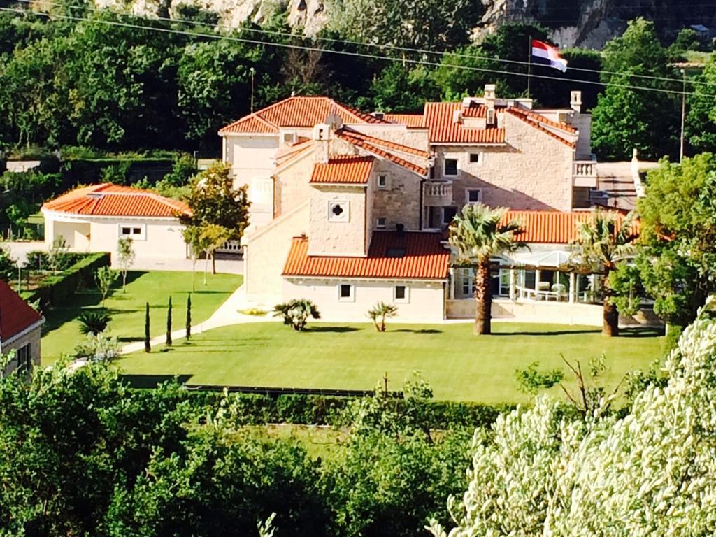 Apartments Anna Omis Bagian luar foto