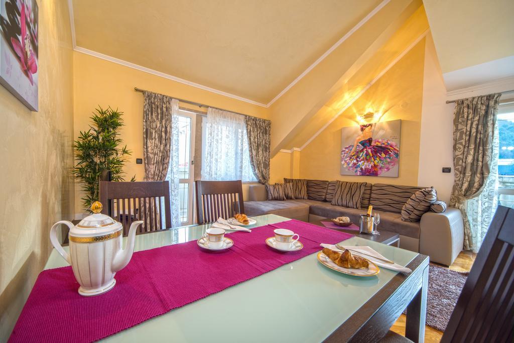 Apartments Anna Omis Bagian luar foto