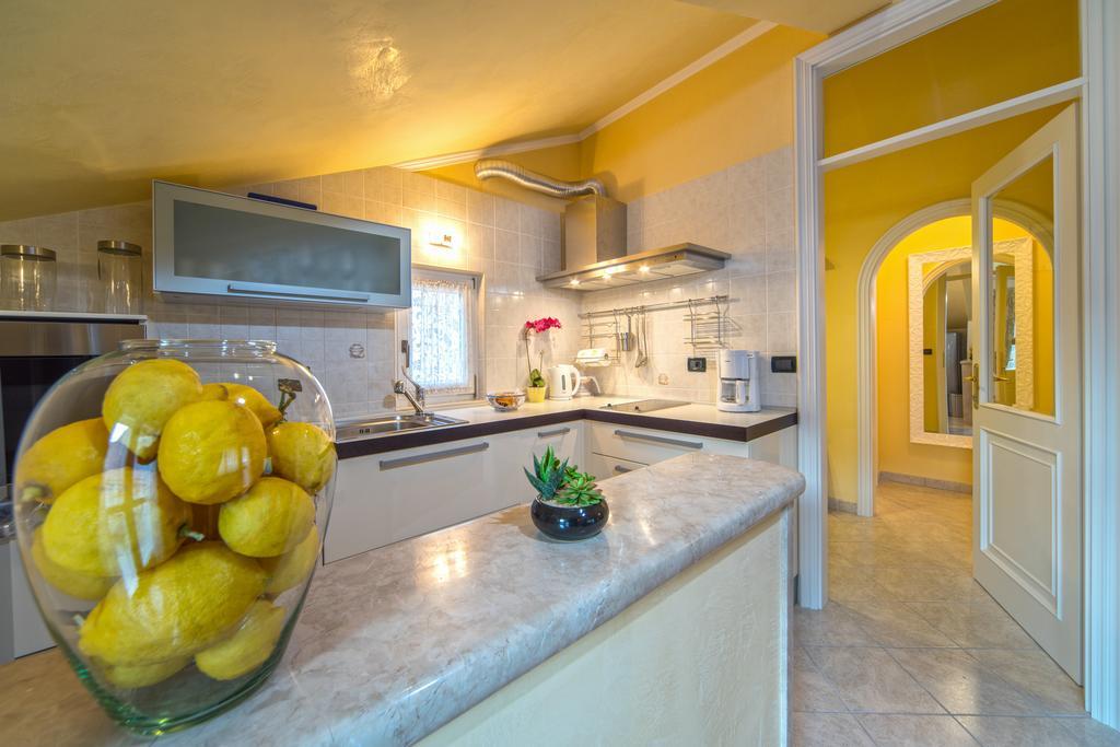 Apartments Anna Omis Bagian luar foto