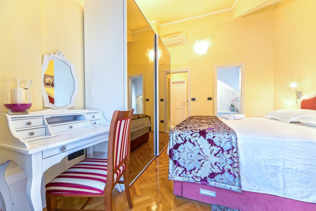 Apartments Anna Omis Bagian luar foto