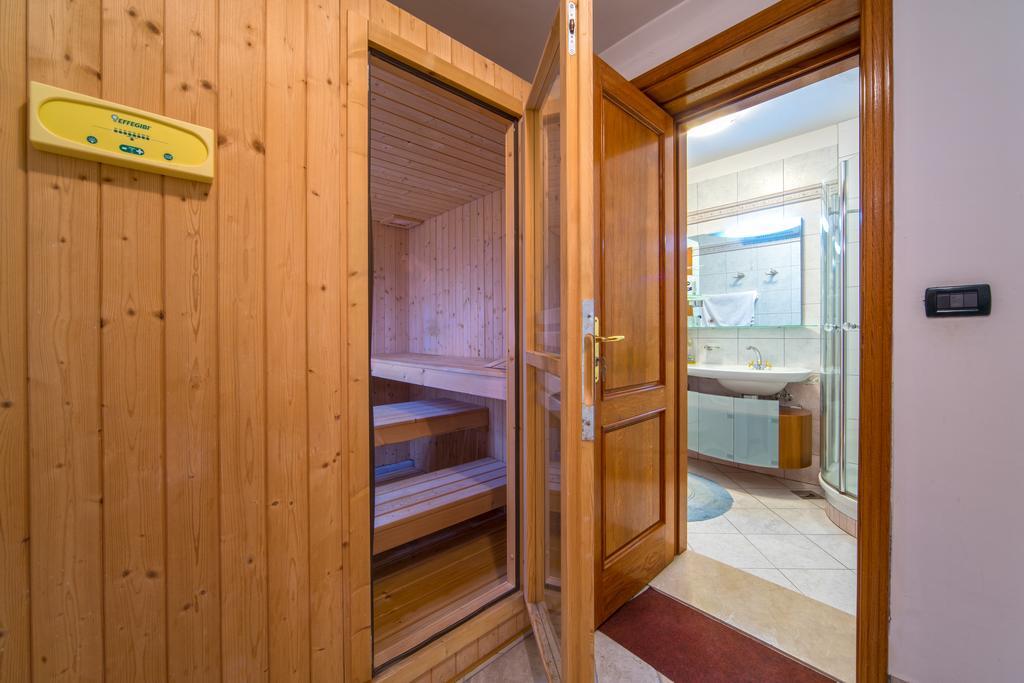 Apartments Anna Omis Bagian luar foto