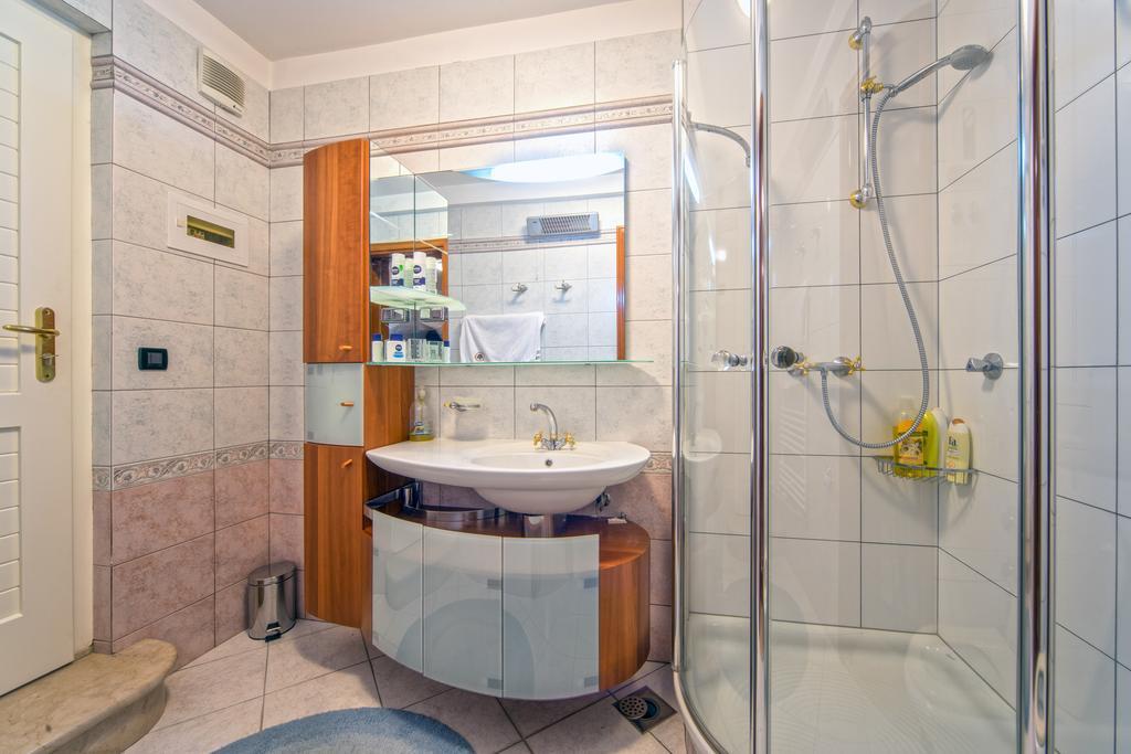 Apartments Anna Omis Bagian luar foto