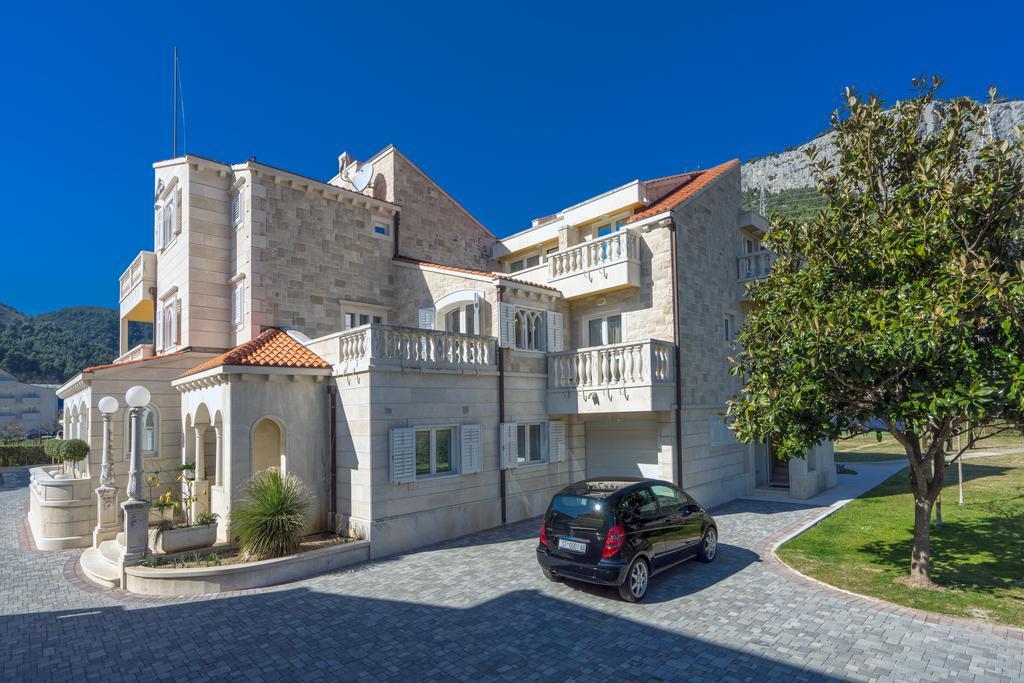Apartments Anna Omis Bagian luar foto
